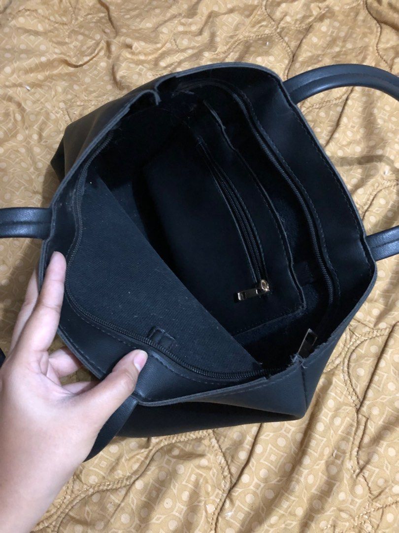 Black Leather Shoulder Bag (Category: Shoulder Bags) located in Iriga City. Submitted by lovedeverything (Listing ID 1342410994, Image 3). Description: ⊹₊⟡⋆ PRELOVED BAG ⊹₊⟡⋆ 🏷️ 200.00 MOP: Gcash or Bank Transfer Location: Iriga City, Camarines Sur Shipping Courier: JNT or LBC Strictly no cancellation. Payment first basis. Shipping fee should be handled by the buyer. No to bugos buyer please! 🙏🏻🧿 #prelovedbag.