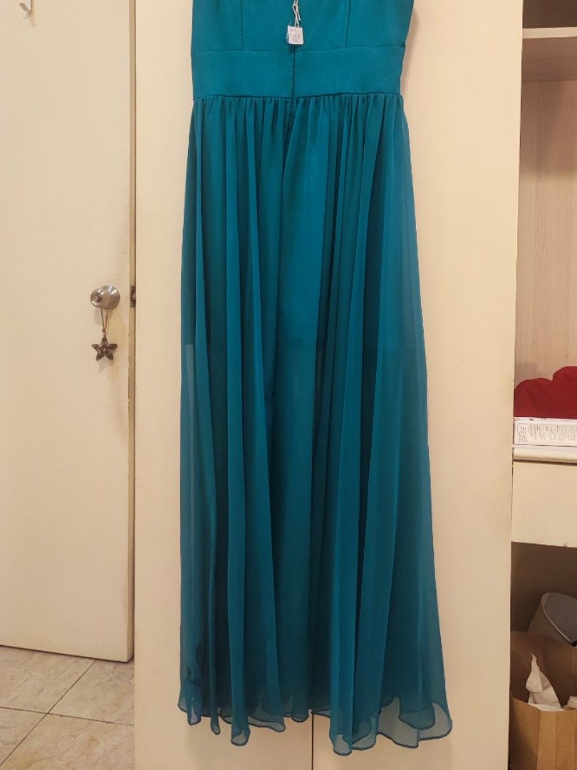 Blue green/Teal Evening Gown (Category: Evening dresses & gowns) located in Quezon City. Submitted by chicolim (Listing ID 1342429318, Image 2). Description: Used once Bought for Php 5,000 from a boutique store Fits S-M Model stats: 32-27-35 Gown measurements: 34-30-40 (widest part) Good condition RFS: not being used Price negotiable.