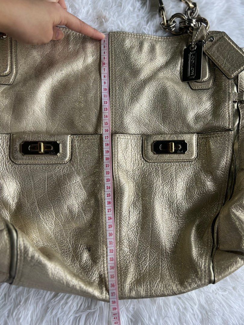 Coach Chelsea Flagship Leather Tote (Category: Luxury Bags & Wallets) located in Nagcarlan. Submitted by itsmiholai (Listing ID 1342336538, Image 3). Description: See photos! 😍.