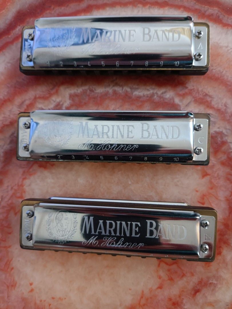 Custom harmonica （分類：樂器）位於 Hong Kong。 由 sylvenus 提交（商品編號 1342355245，圖片 1）。簡介： Marine Band diatonic harmonica, customized by Italian master. Reeds are adjusted for over blow and over draw play. Back of the cover plates are opened for louder sound. Customerized comb is installed. Key of A, B flat and C are available. $500 each.。
