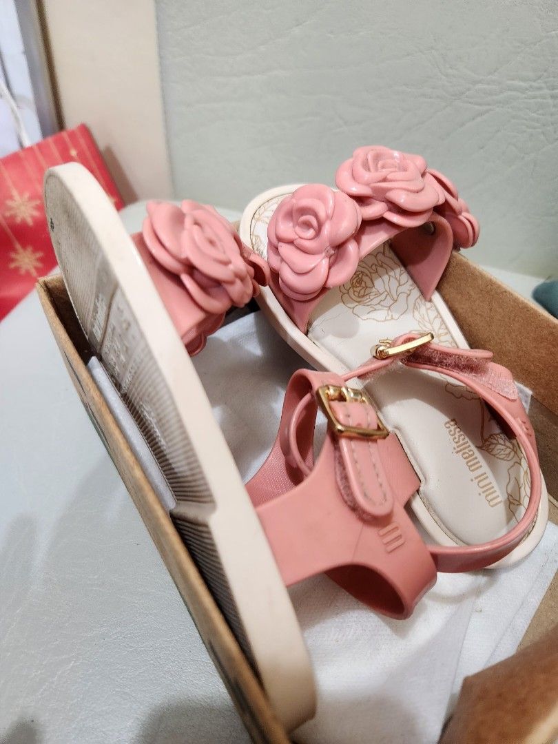 MINI MELISSA MAR SANDAL FLOWER US 9 (Category: Babies & Kids Fashion) located in Mabalacat. Submitted by xxshvnc (Listing ID 1342405252, Image 2). Description: Selling this MM Mar Sandal. Used not more than 3x. Needs slight cleaning lang due to dust. Bought brand new for 2k+. Size US 9 Rfs: di na kasya. Super ganda when worn..