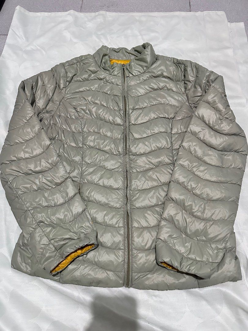 Puffer Jacket (Category: Coats, Jackets and Outerwear) located in Manila. Submitted by jslnd (Listing ID 1342483645, Image 1). Description: Best fits S-M With very minor flaw but not obvious - see pic Can ship asap.