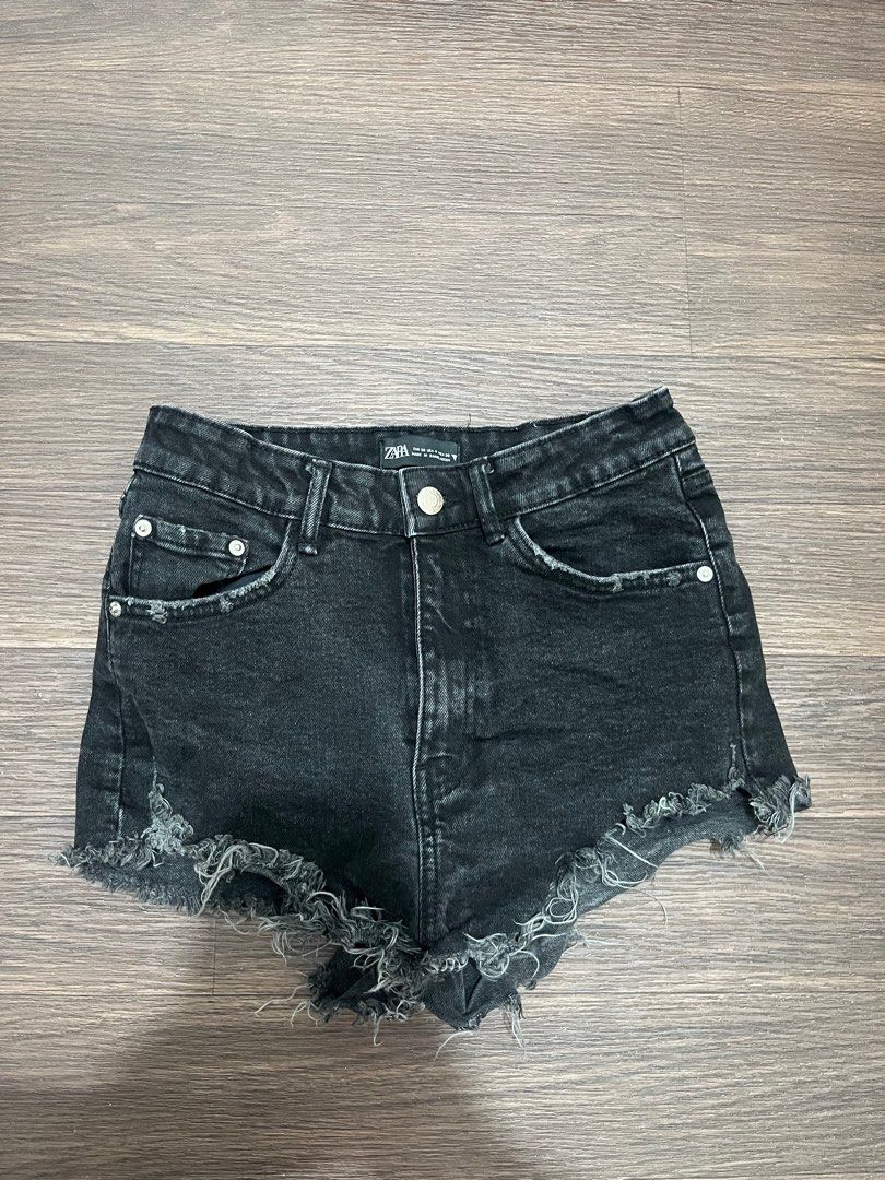 Zara frayed shorts (Category: Shorts) located in Quezon City. Submitted by baybae (Listing ID 1342341515, Image 1). Description: Used twice .