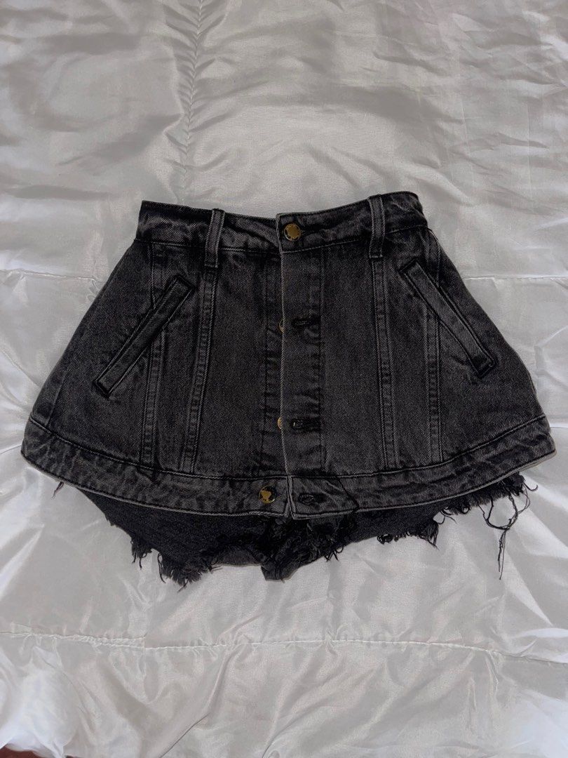 Alexander Wang Black Denim Shorts (Category: Shorts) located in Makati City. Submitted by ssysale (Listing ID 1342557087, Image 3). Description: Best fits XS .