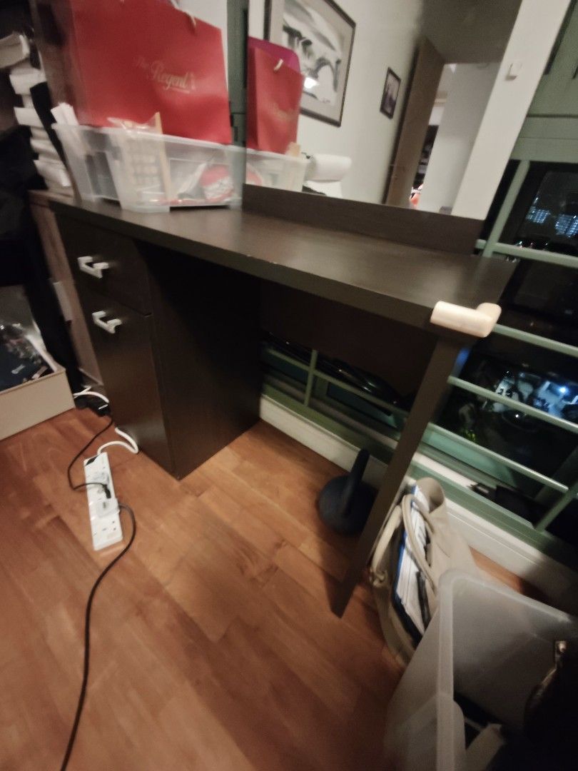 Dressing Table (Category: Tables & Sets) located in Singapore. Submitted by cate8888 (Listing ID 1342515387, Image 2). Description: dressing table with mirror 156*90*40.