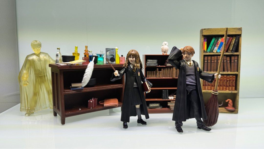 Harry Potter Invisibility cloak! RARE (Category: Western Merchandise) located in Quezon City. Submitted by MysterEE (Listing ID 1342607461, Image 2). Description: Harry Potter Invisibility cloak! RARE figure toy Sorcerers stone Philosopher’s stone Horcrux Wizarding world P1,600 QC 📍.