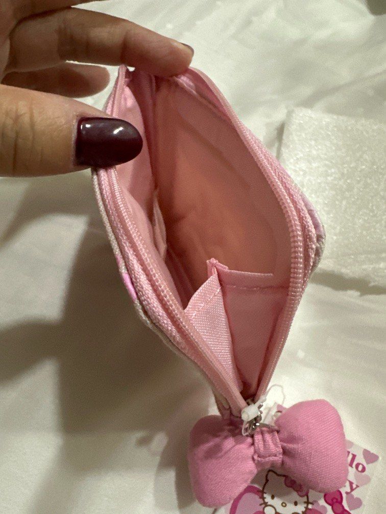 Hello Kitty wallet (Category: Purses & Pouches) located in Singapore. Submitted by shoppinquin (Listing ID 1342312921, Image 3). Description: Brand new w tag .