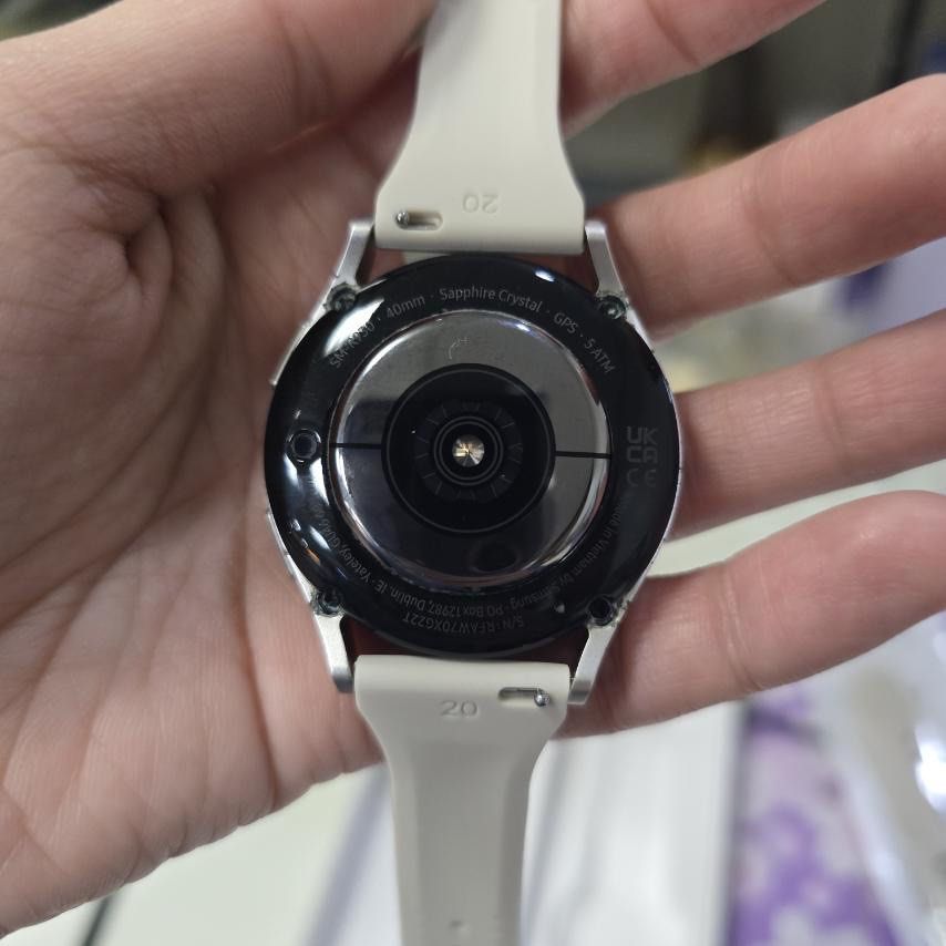 Samsung Galaxy Watch 6 (Category: Wearables & Smart Watches) located in Quezon City. Submitted by luxurybrokerph (Listing ID 1342521149, Image 2). Description: FOR SALE Samsung Galaxy Watch 6 40mm Color: Gold (more like white gold shade) Bought Feb 2024 - 100% Functioning - Original strap unused. (Changed strap for use since Day 1) - Screen protected since Day 1 - with extra strap ⚠️Issue: No scratches but with minimal tarnishing on watch frame, 
