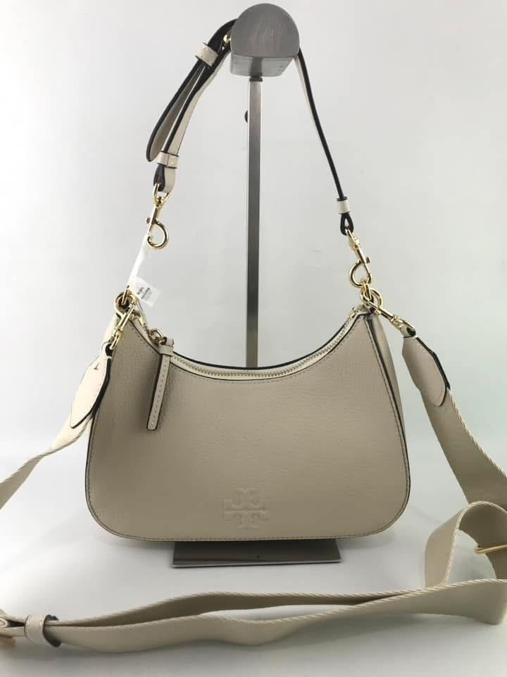 Tory Burch Thea hobo (Category: Luxury Bags & Wallets) located in Pasig City. Submitted by mgmanila (Listing ID 1342531533, Image 3). Description: T/B Thea Hobo Dimensions: 23x12x7cm 3,000 📍 Location: Vmapa Sta. Mesa, Manila ✨ Flexible Payment Options: ✔️ Cash on Pickup via LBC ✔️ Cash on Delivery (COD) via LBC & Lalamove Buy for Me Service ✔️ Online Payments: GCash, Maya, or Bank Transfer 🚚 Fast & Reliable Shipping: Same-day delivery via Lalam