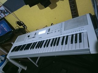 YAMAHA EZ300 KEYBOARD PIANO