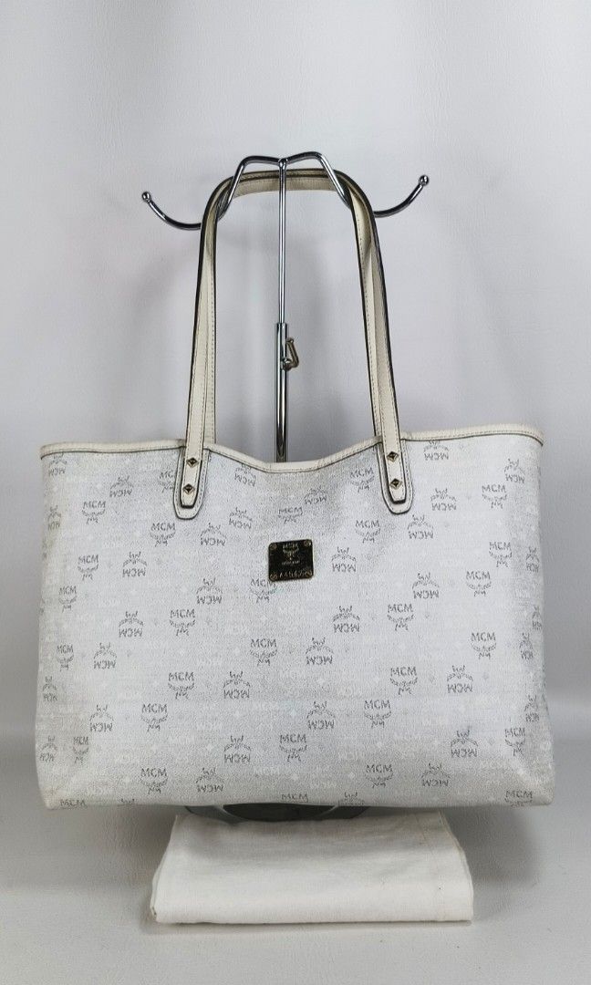 💯 Authentic MCM Anya Shopper tote (White Visetos) (Category: Luxury Bags & Wallets) located in San Pablo. Submitted by jess_tw_carpena (Listing ID 1339463525, Image 1). Description: P2780 MCM Anya Shopper tote (White Visetos) GUC - good USED condition/has minimal sign of usage/ needs TLC Authentic with dustbag PLSSS SEE pic with mannequin & long wallet for SIZE REFERENCE, to prevent size confusions kindly message me for more details and addition