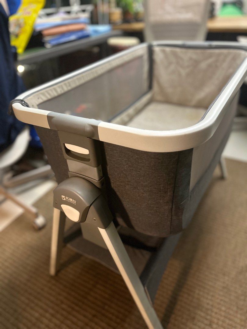 Bedside Crib for sale! (Category: Cots & Cribs) located in Makati City. Submitted by bryanpaler (Listing ID 1339402378, Image 2). Description: Valdera Bedside Crib - Japanese brand - slightly used - complete accessories (with bag & mosquito net) - with minor stain - sf not included. .