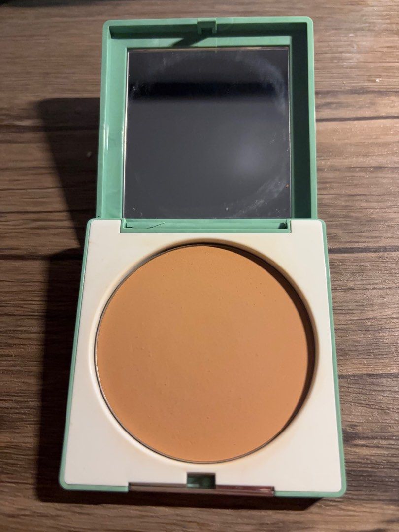 Clinique Compact Powder (Category: Makeup) located in Quezon City. Submitted by sophabsells (Listing ID 1339464141, Image 3). Description: Shade 07 deep honey D Case has crack inside.