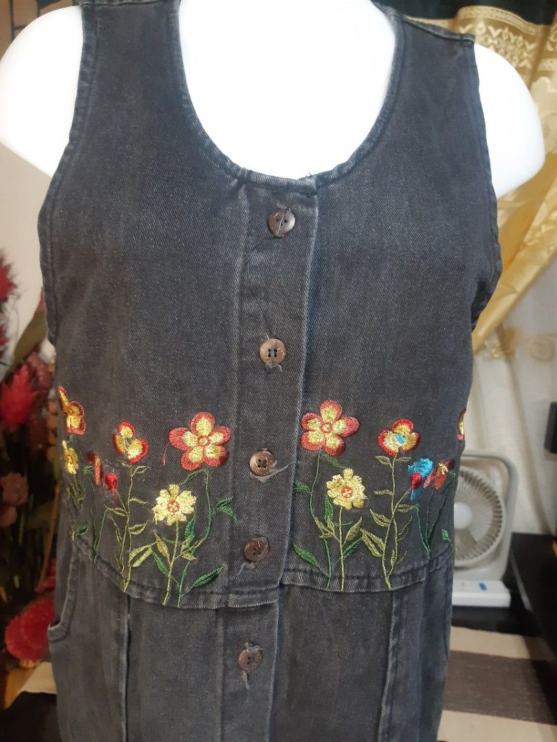 DENIM DRESS - SLEEVELESS (Category: Dresses) located in Angono. Submitted by thrifted.startsmall2022 (Listing ID 1339534733, Image 2). Description: DENIM DRESS * SLEEVELESS * with pocket * embroided design * botton down * not stretchable * soft denim Bust : 38 inch (medida size) Waist : 38 inch (medida size) Length: 44 inch (medida size) Fit : XL/2XL Color: denim Flaws/Issue: good as new COLOR MAY VARY DUE TO LIGHTING Shipping fee c/o buyer Couri
