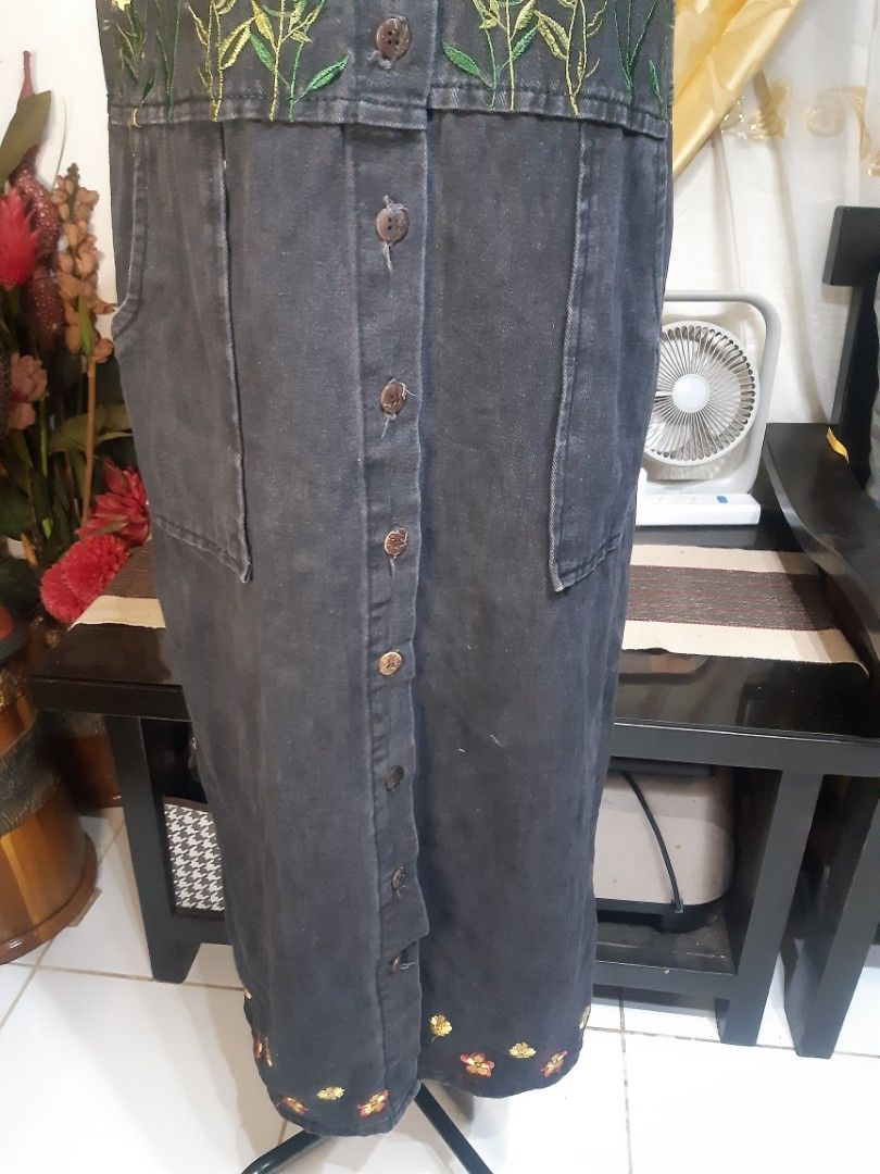 DENIM DRESS - SLEEVELESS (Category: Dresses) located in Angono. Submitted by thrifted.startsmall2022 (Listing ID 1339534733, Image 3). Description: DENIM DRESS * SLEEVELESS * with pocket * embroided design * botton down * not stretchable * soft denim Bust : 38 inch (medida size) Waist : 38 inch (medida size) Length: 44 inch (medida size) Fit : XL/2XL Color: denim Flaws/Issue: good as new COLOR MAY VARY DUE TO LIGHTING Shipping fee c/o buyer Couri