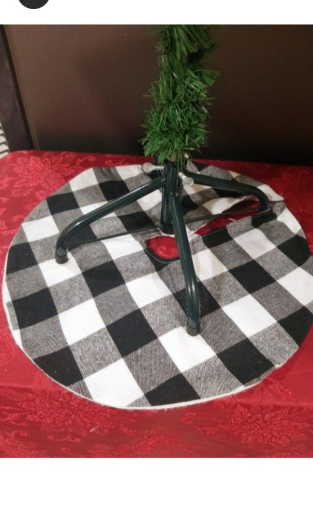 Farmhouse plaid Christmas tree table cover (Category: Wall Decor) located in Cavite. Submitted by wishie_collects (Listing ID 1339524178, Image 1). Description: .