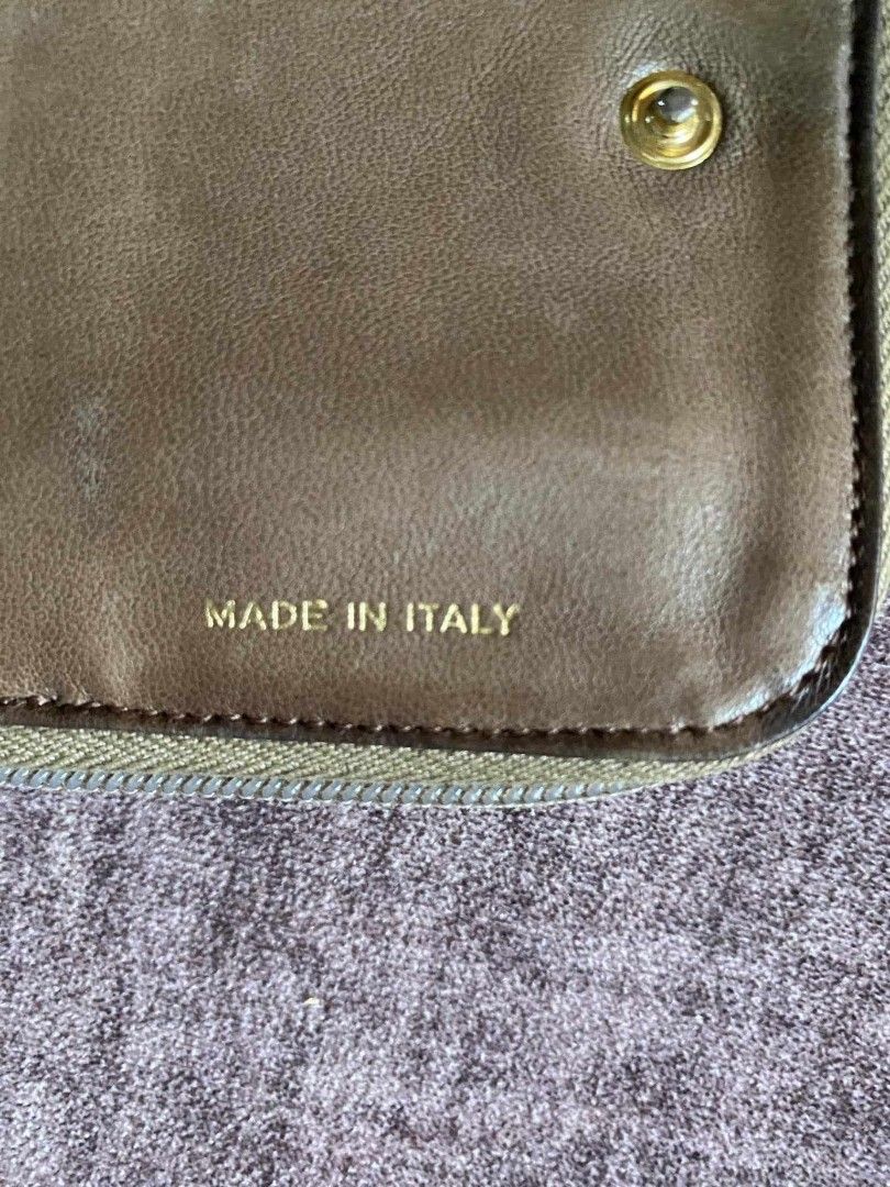 For sale (Category: Luxury Bags & Wallets) located in Bayugan. Submitted by daniel2019 (Listing ID 1339465646, Image 3). Description: coin purse excellent condition.