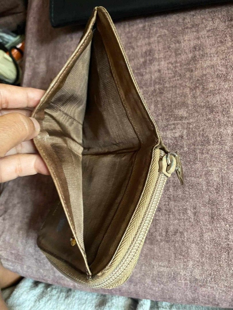 For sale (Category: Luxury Bags & Wallets) located in Bayugan. Submitted by daniel2019 (Listing ID 1339465646, Image 2). Description: coin purse excellent condition.