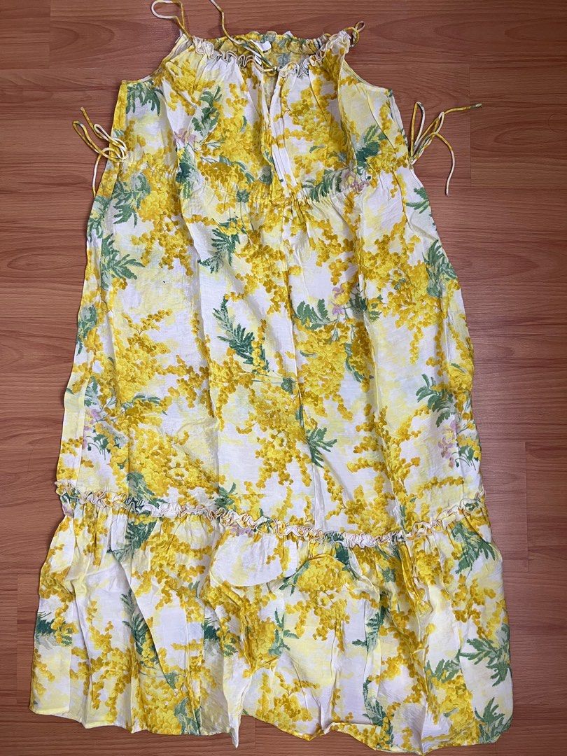 H&m long dress (Category: Dresses) located in Muntinlupa City. Submitted by cssndrax (Listing ID 1339492603, Image 2). Description: Adjustable straps.