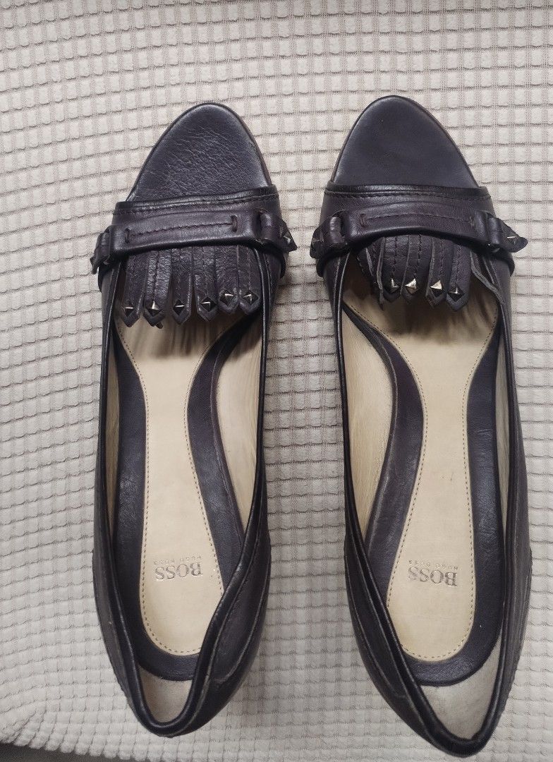 Hugo Boss shoes/heels leather (Category: Heels) located in Angeles City. Submitted by marlorkch-14478 (Listing ID 1339460412, Image 1). Description: Authentic Hugo Boss leather shoes 3.5 inch heels Size 38/ 25 cm heel to toe insole Soft dark brown color Made in Italy Minor flaws, circled in pictures..