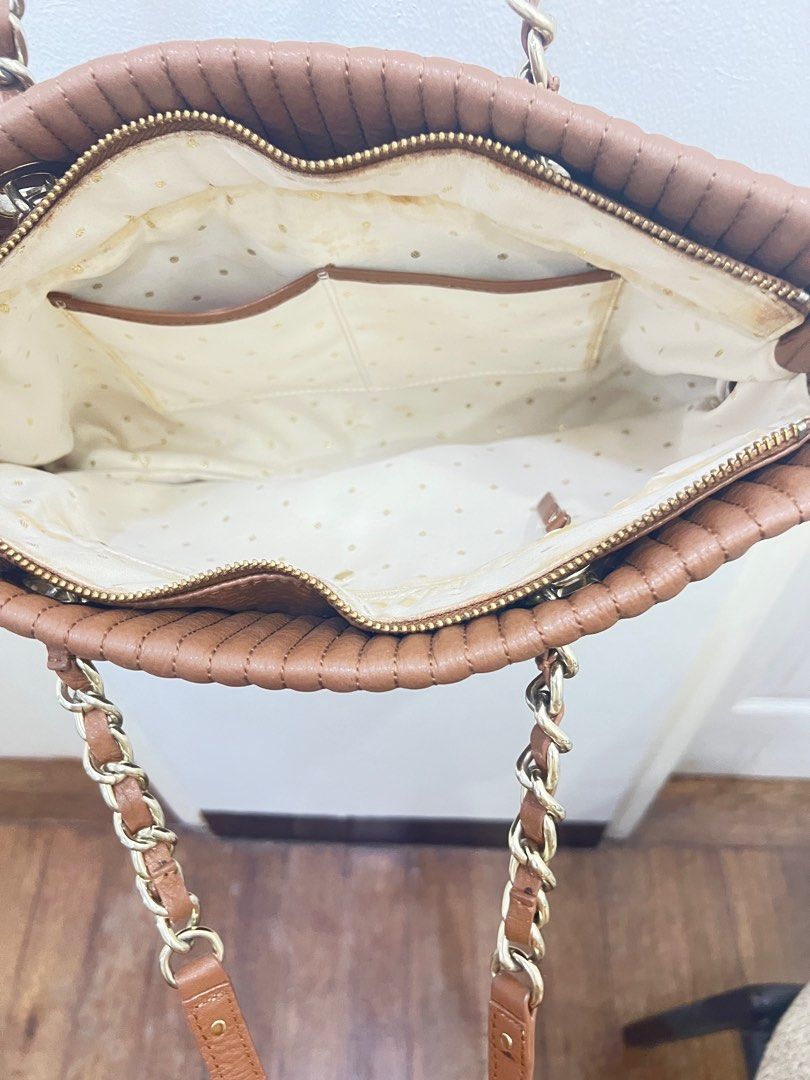 Kate Spade quilted Kili Bag (Category: Luxury Bags & Wallets) located in Pasig City. Submitted by true_solutionx (Listing ID 1339470525, Image 3). Description: Kate Spade quilted Kili Bag.