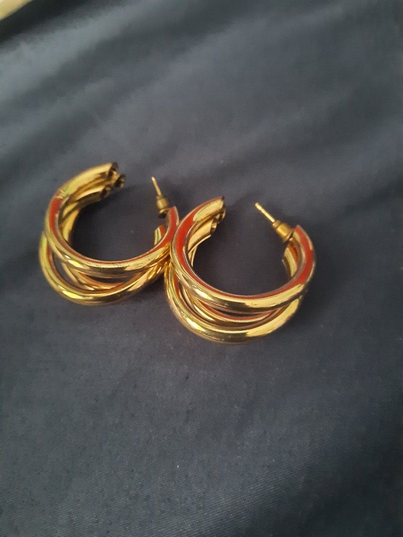 Loop earrings (Category: Earrings) located in Singapore. Submitted by yj222 (Listing ID 1339440406, Image 1). Description: .