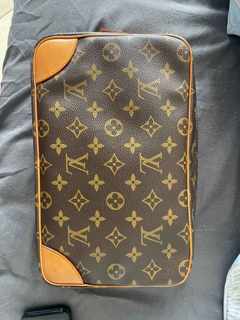 LV clutch bag (Category: Luxury Bags & Wallets) located in Manila. Submitted by elio777 (Listing ID 1339440289, Image 3). Description: Dust bag only .