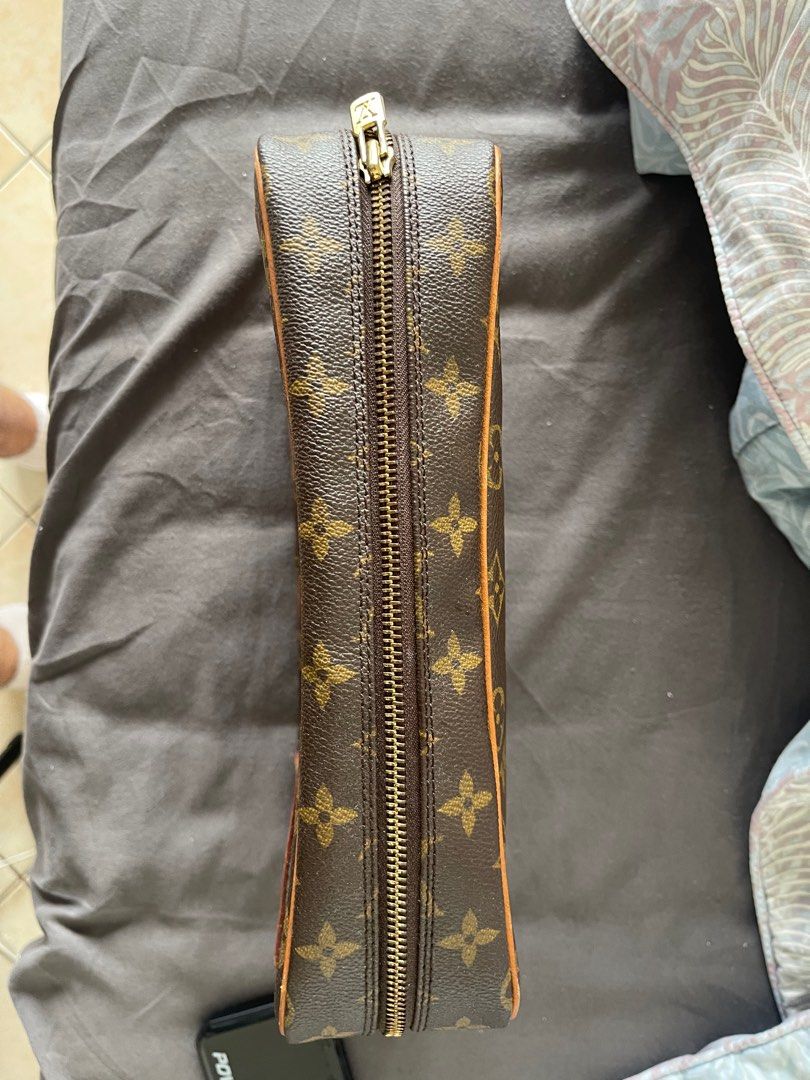 LV clutch bag (Category: Luxury Bags & Wallets) located in Manila. Submitted by elio777 (Listing ID 1339440289, Image 2). Description: Dust bag only .