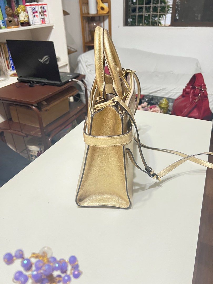 Michael Kors sling/hand bag in Gold (Category: Luxury Bags & Wallets) located in Pasig City. Submitted by true_solutionx (Listing ID 1339464528, Image 3). Description: Michael Kors Sling/Hand bag in Gold Two Big compartments Bought in US.