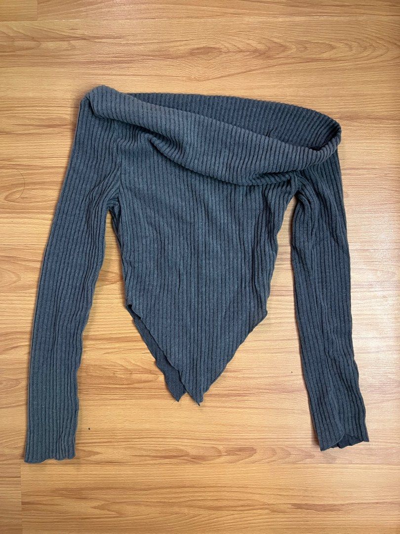 Off shoulder long sleeves top (Category: Longsleeves) located in Muntinlupa City. Submitted by cssndrax (Listing ID 1339490374, Image 1). Description: .
