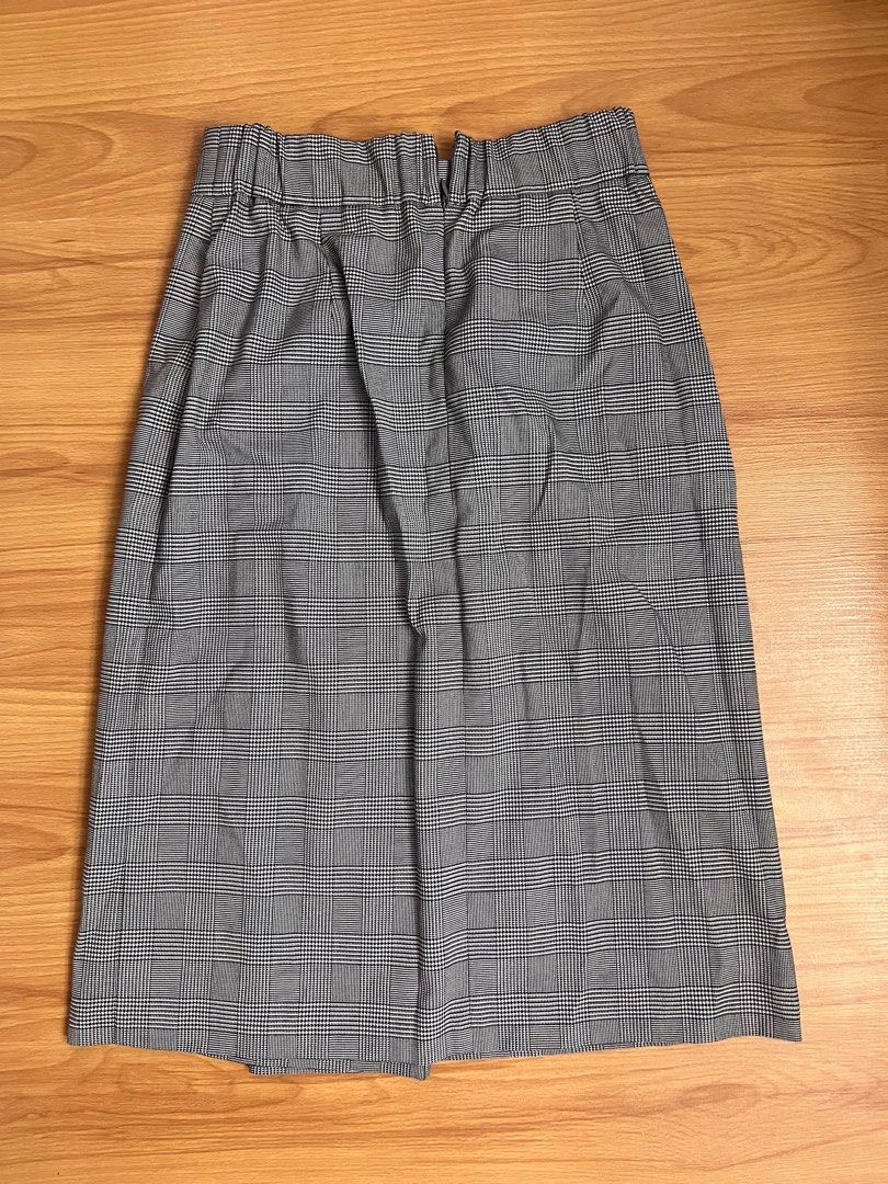 Plaid skirt (Category: Skirts) located in Muntinlupa City. Submitted by cssndrax (Listing ID 1339493141, Image 2). Description: Can fit 25-26 in waistline.