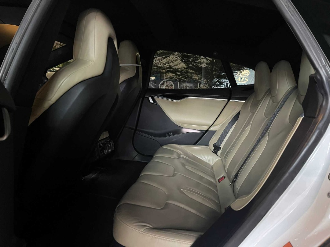 Tesla MODEL S Auto498290090197667848