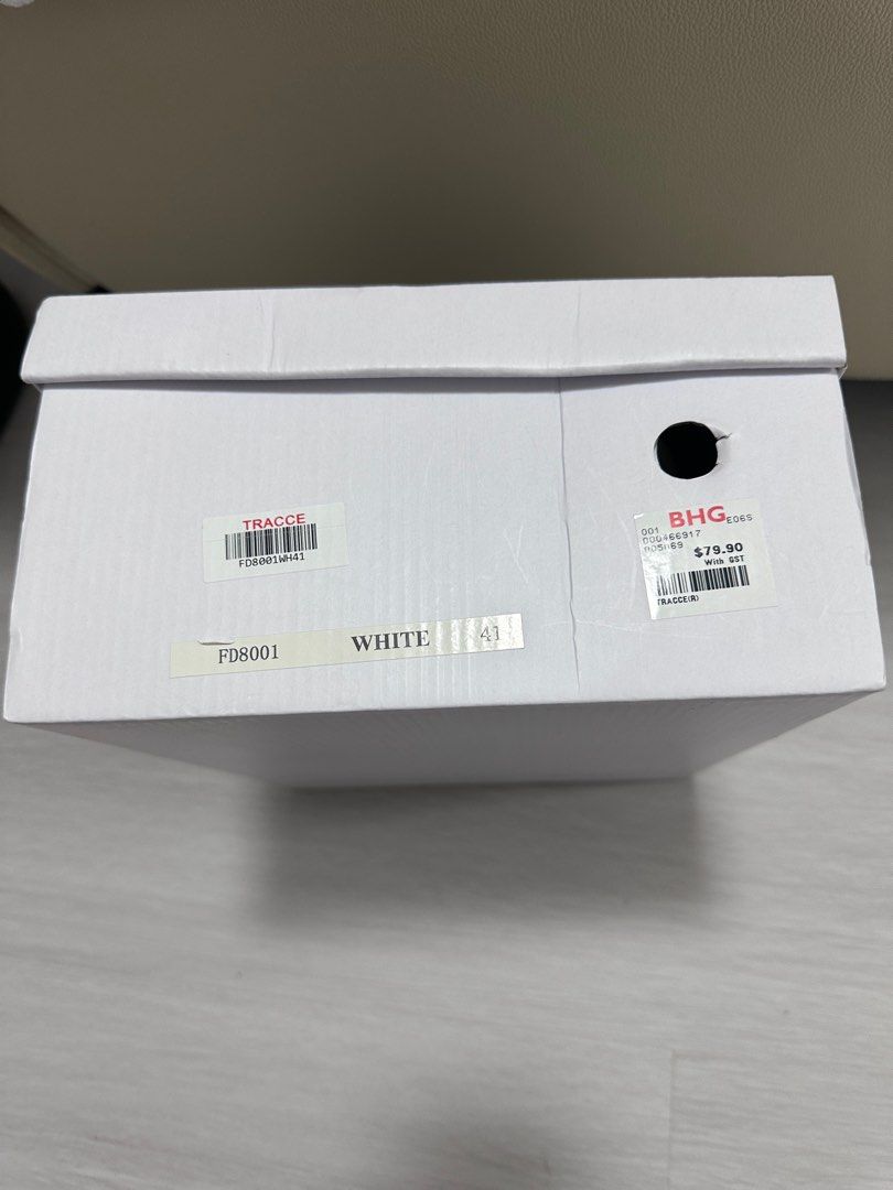 TRACCE (Category: Sneakers) located in Singapore. Submitted by gmlim99 (Listing ID 1339395713, Image 3). Description: .