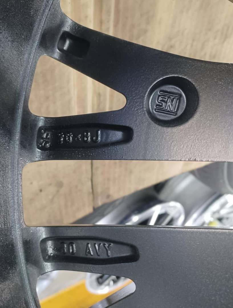 Used rim 20 original lexus rx200 turbo.. hype black colour.. 8jj et53 ...