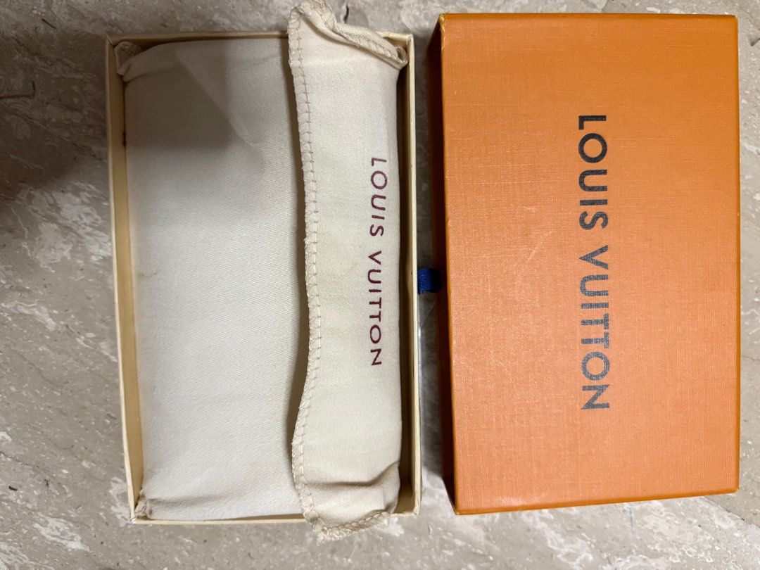Wallets (Category: Wallets & Card Holders) located in Singapore. Submitted by shei83 (Listing ID 1339529249, Image 7). Description: .