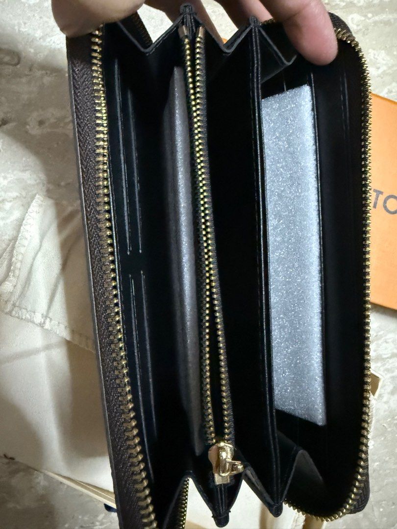Wallets (Category: Wallets & Card Holders) located in Singapore. Submitted by shei83 (Listing ID 1339529249, Image 6). Description: .