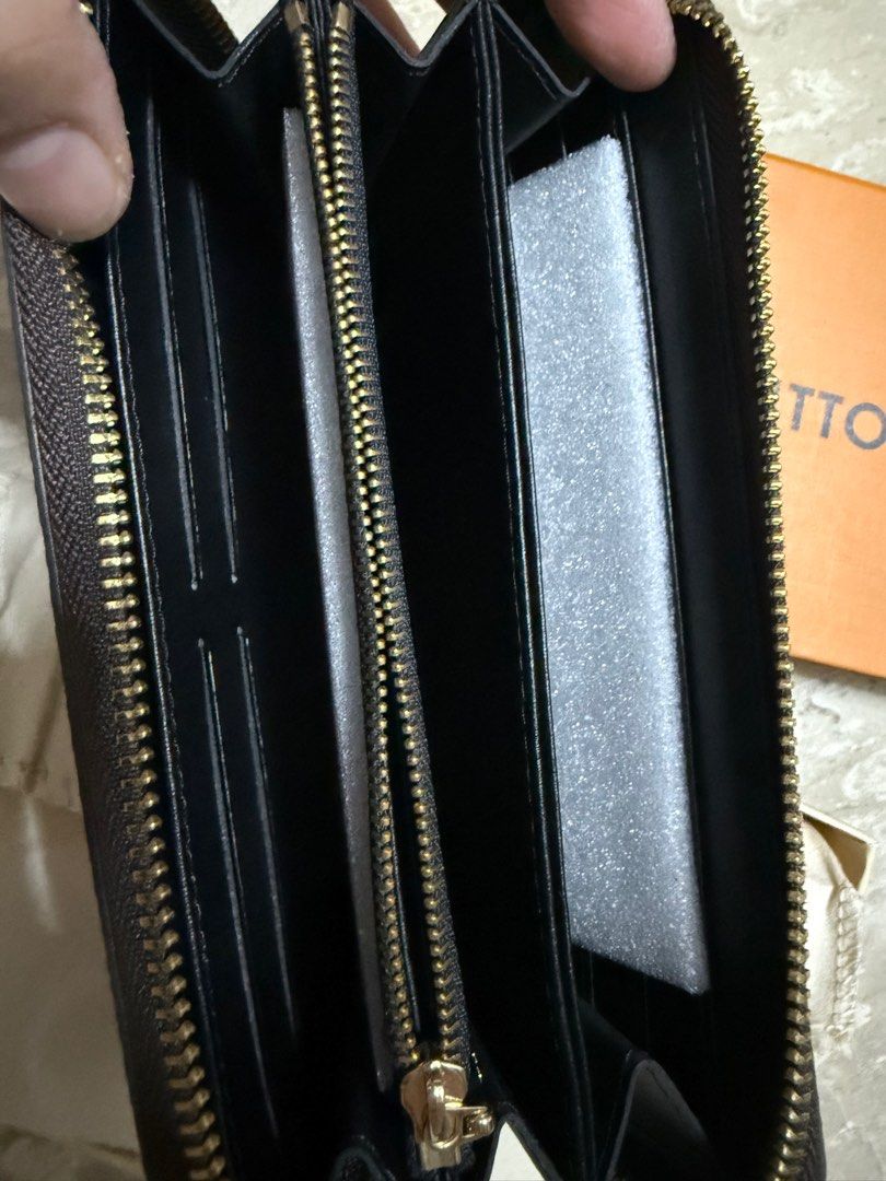 Wallets (Category: Wallets & Card Holders) located in Singapore. Submitted by shei83 (Listing ID 1339529249, Image 5). Description: .