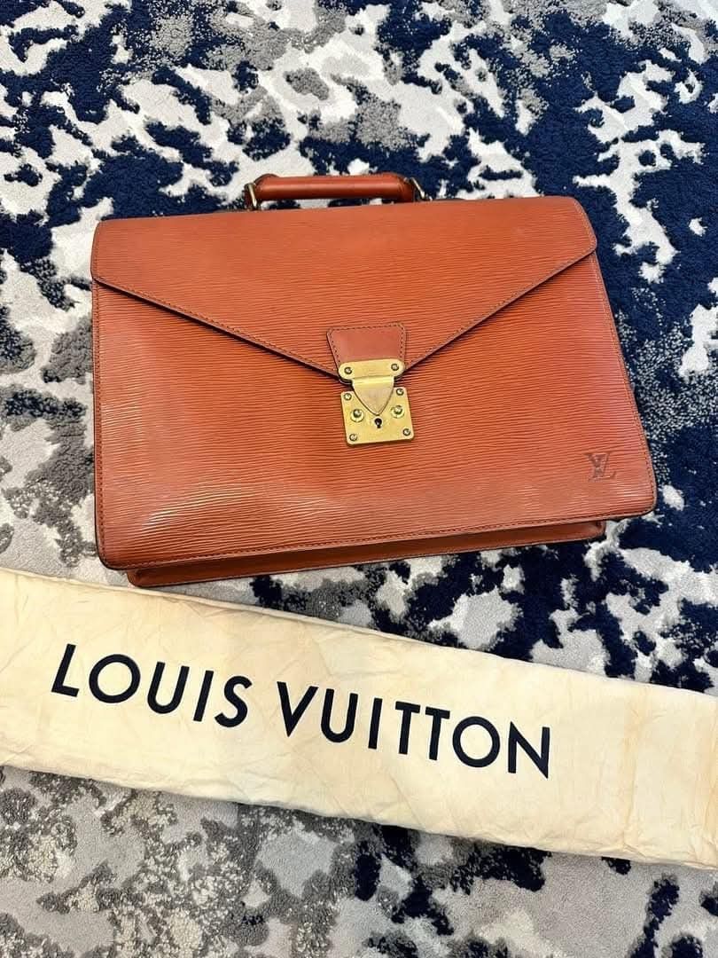 laptop bag (Category: Luxury Bags & Wallets) located in Cabadbaran. Submitted by luxurysourcedbyjinx (Listing ID 1342792092, Image 1). Description: .