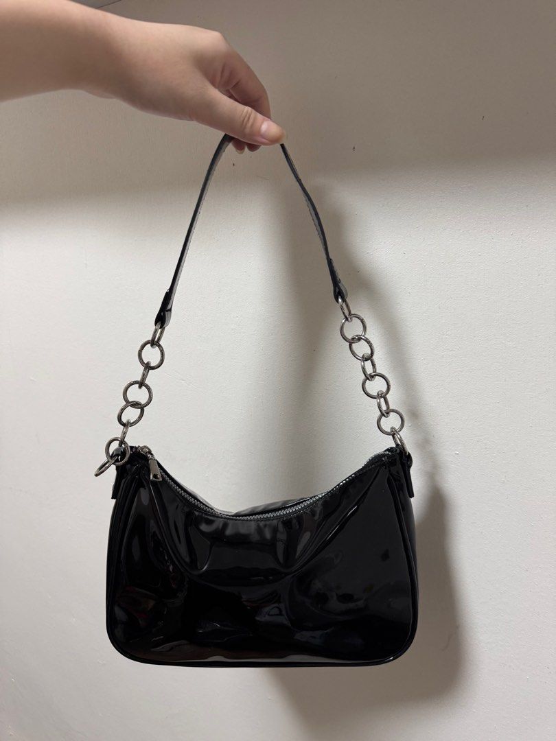 Sleek Patent Leather Baguette Bag (Category: Shoulder Bags) located in Manila. Submitted by ephtans (Listing ID 1342705071, Image 3). Description: .