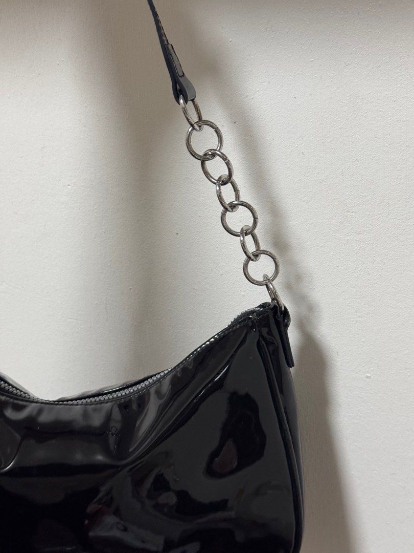 Sleek Patent Leather Baguette Bag (Category: Shoulder Bags) located in Manila. Submitted by ephtans (Listing ID 1342705071, Image 1). Description: .