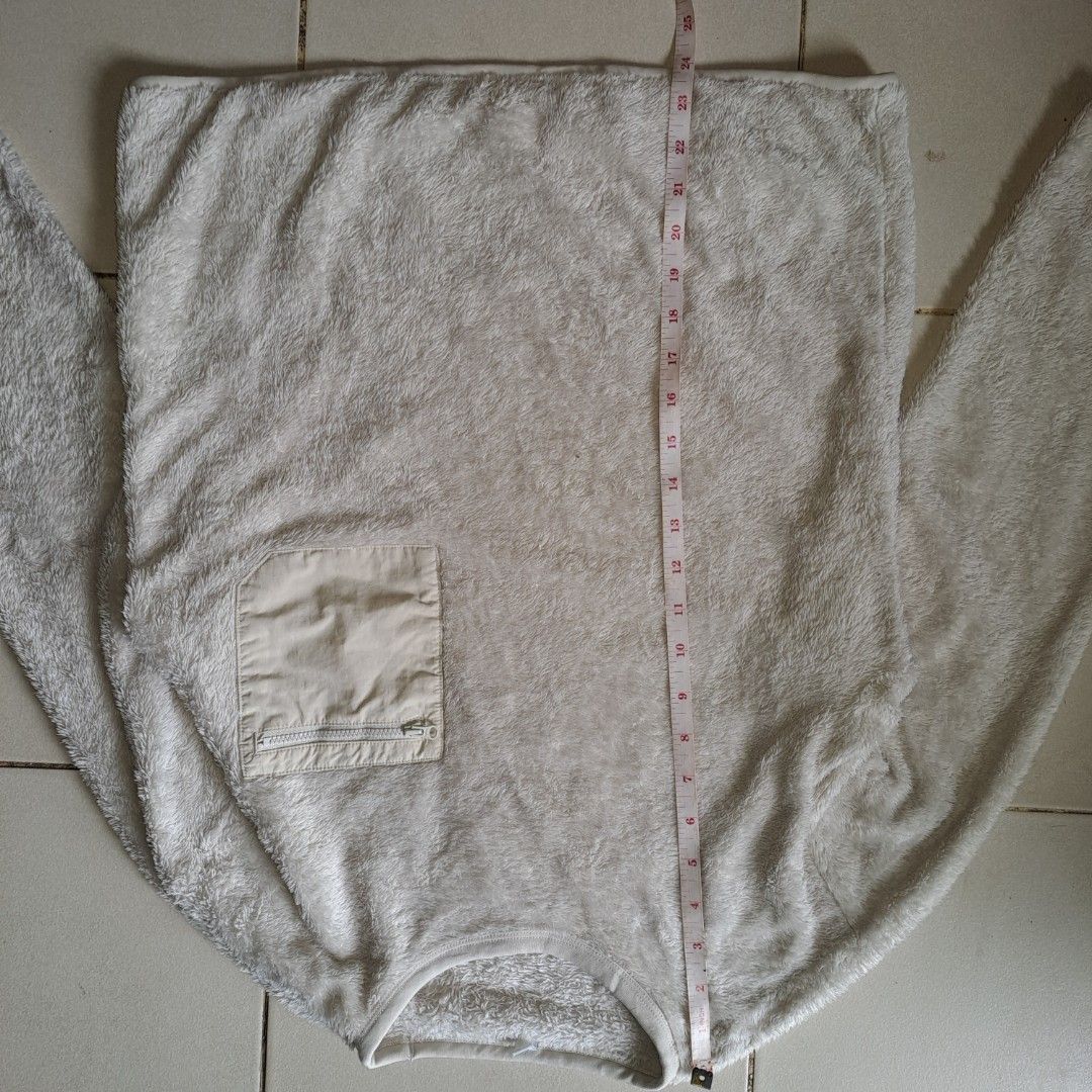 UNIQLO Fleece Pullover (Category: Longsleeves) located in Cabanatuan. Submitted by jaipscl (Listing ID 1342754561, Image 3). Description: Off-White in actual (may vary due to lighting) Width: 19 Length: 23.5.