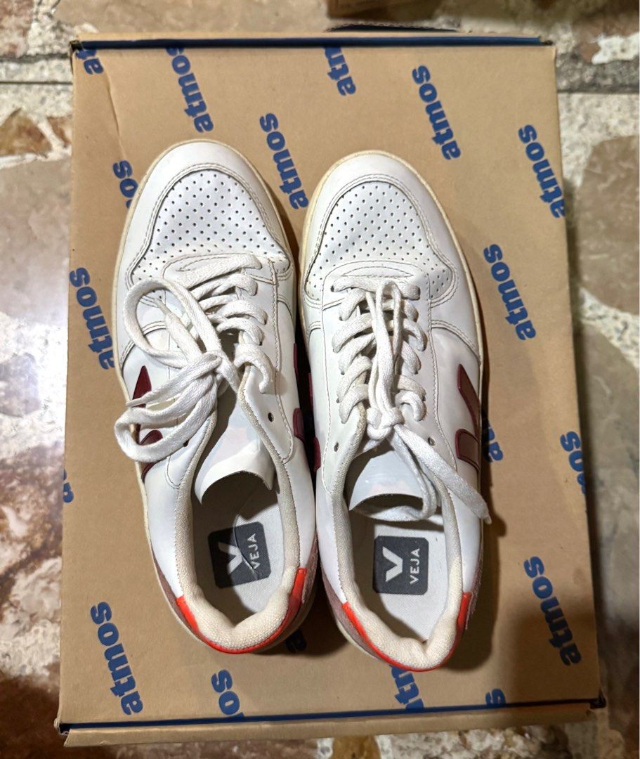 Veja v10 (Category: Sneakers) located in Paranaque City. Submitted by ctchuchi (Listing ID 1342818888, Image 1). Description: Veja v10 Size Eur 38/ US7 / UK 5 / Jpn 24 No defects Signs of usage Comfy over time Just had it cleaned a few months ago, just needs cleaning of the sole again.