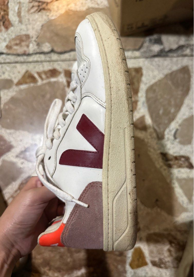 Veja v10 (Category: Sneakers) located in Paranaque City. Submitted by ctchuchi (Listing ID 1342818888, Image 3). Description: Veja v10 Size Eur 38/ US7 / UK 5 / Jpn 24 No defects Signs of usage Comfy over time Just had it cleaned a few months ago, just needs cleaning of the sole again.