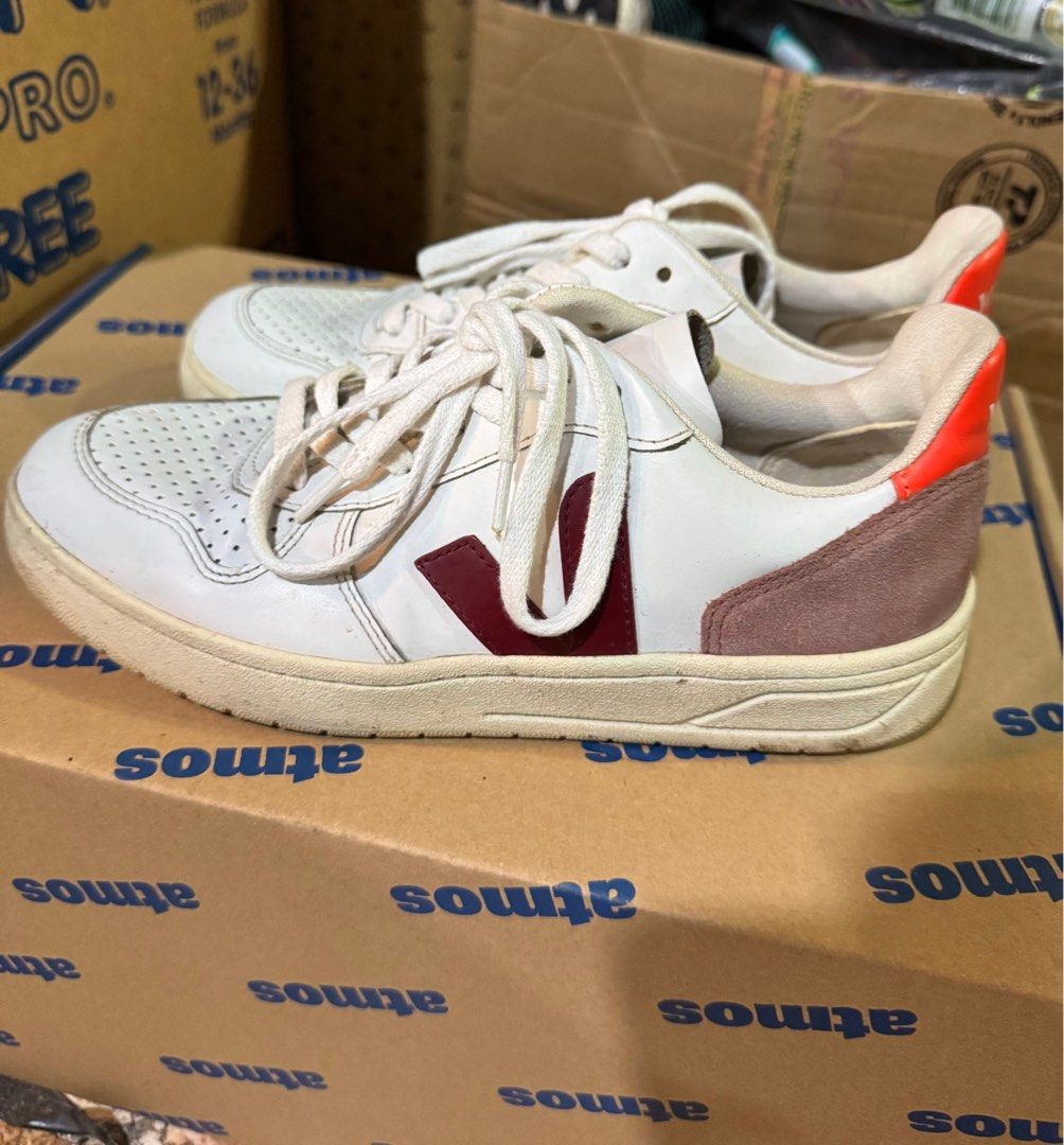 Veja v10 (Category: Sneakers) located in Paranaque City. Submitted by ctchuchi (Listing ID 1342818888, Image 2). Description: Veja v10 Size Eur 38/ US7 / UK 5 / Jpn 24 No defects Signs of usage Comfy over time Just had it cleaned a few months ago, just needs cleaning of the sole again.