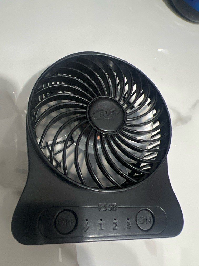 風扇仔 （分類：其他家庭電器）位於 Hong Kong。 由 flora521 提交（商品編號 1342908882，圖片 3）。簡介： 熊仔/黑色都係$35 兩個都要可以$60 。