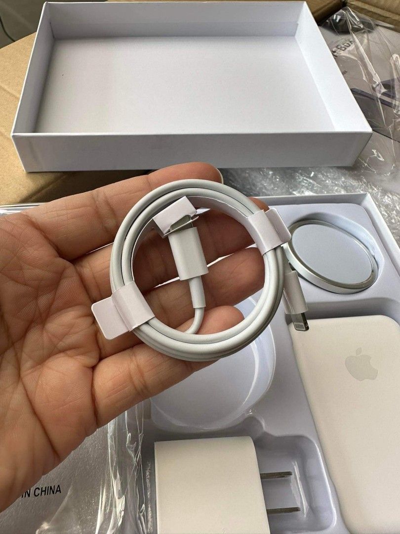Accessories gift box iphone xr to 14promax (Category: Cables & Adaptors) located in Mandaluyong City. Submitted by adapparelandtech (Listing ID 1342907076, Image 3). Description: Inclusions: Case Airpods Gen 3 Magsafe wireless charger Charger wife Adapter Battery pack for Iphones: XR up to 14promax.