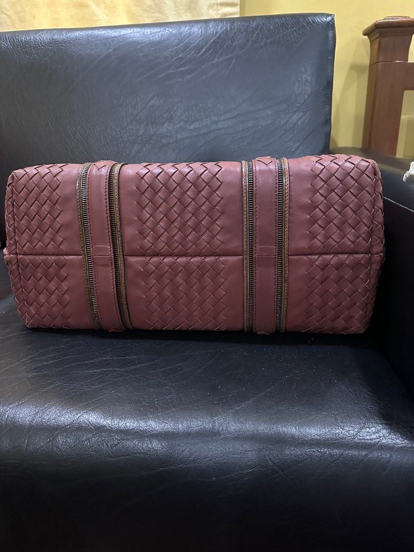 Authentic Bottega Venetta (Category: Luxury Bags & Wallets) located in Paranaque City. Submitted by lovebrand (Listing ID 1342956715, Image 3). Description: With dustbag Supple to the touch Spacious Like new.
