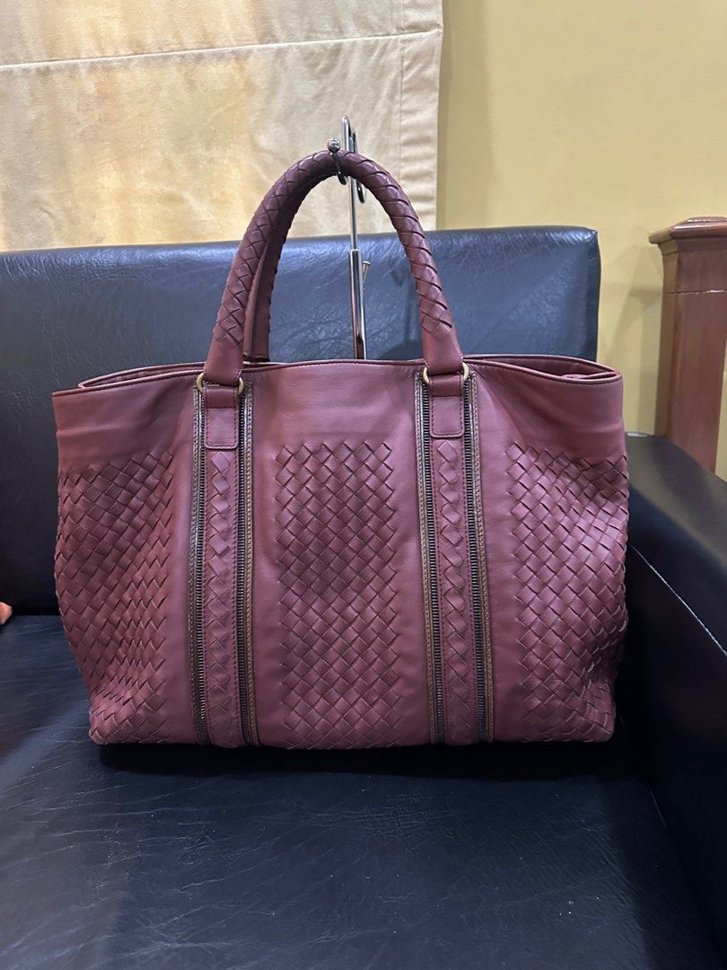 Authentic Bottega Venetta (Category: Luxury Bags & Wallets) located in Paranaque City. Submitted by lovebrand (Listing ID 1342956715, Image 2). Description: With dustbag Supple to the touch Spacious Like new.