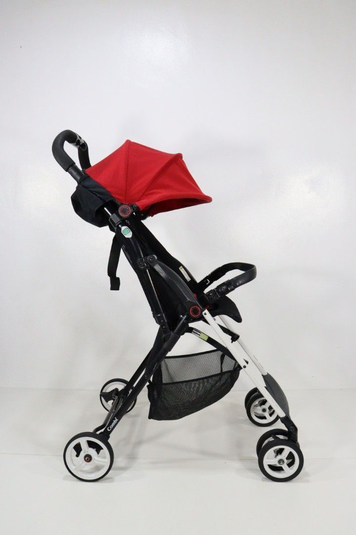 Combi F2 Lightweight Stroller (Category: Strollers) located in Valenzuela. Submitted by jmalano (Listing ID 1342964907, Image 3). Description: Combi F2 Lightweight Stroller -semi recline -lightweight at 3.9kg -for 6 months to 15kgs max capacity -easy one-hand fold -5 point safety harness Flaws/Issues: Scratches, mininal dent on chassis Location: Valenzuela City.