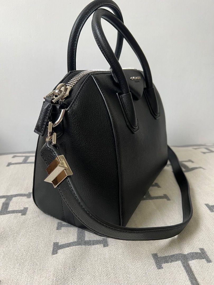 Givenchy Antigona Small grained black leather top handle (Category: Luxury Bags & Wallets) located in Antipolo. Submitted by chanchimj (Listing ID 1335286088, Image 3). Description: .